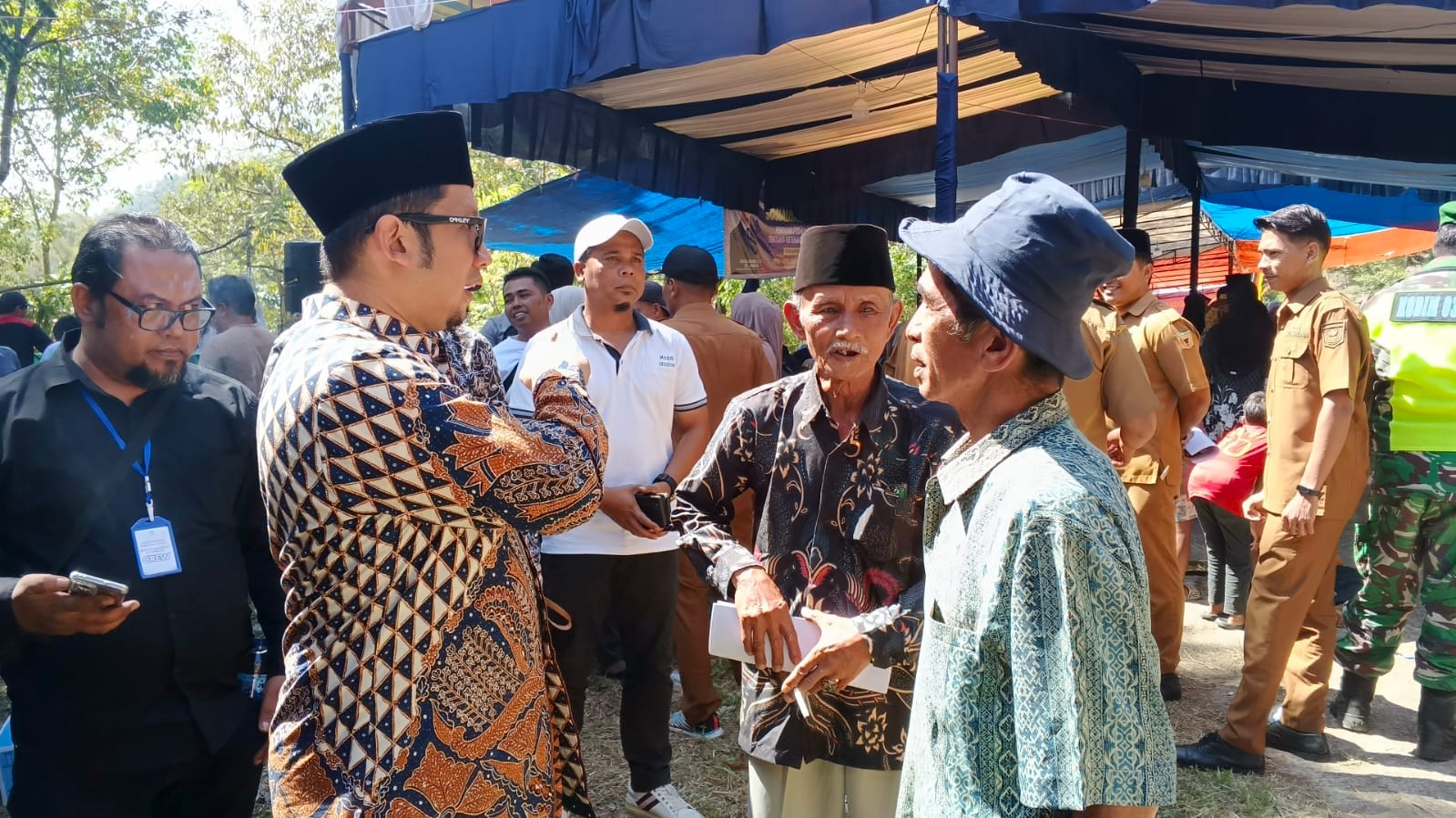 Eik Hamdani sedang berbincang dengan salah seorang masyarakat.